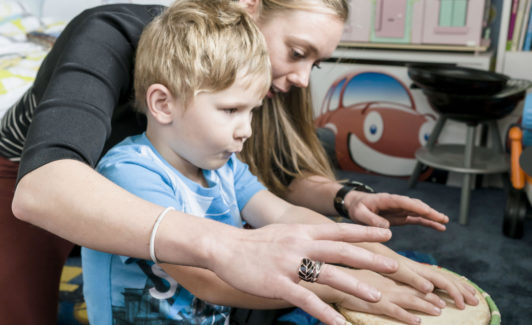 Muziektherapie heeft positief effect op sociale interactie
